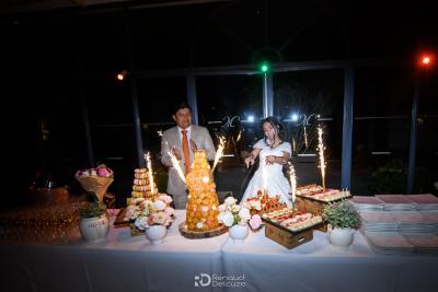 Couple de mariés posant près du gâteau et buffet sucré, Magnanerie Saint Isidore, Hyères
