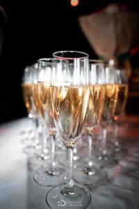 Verres de champagne dorés disposés pour un mariage à la Magnanerie Saint Isidore