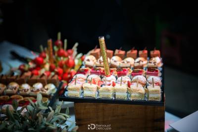 Présentation de mini desserts sur plateau en bois, buffet mariage Magnanerie Saint Isidore