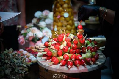 Brochettes de fruits frais presentees lors d'un mariage, Magnanerie Saint Isidore, Hyeres