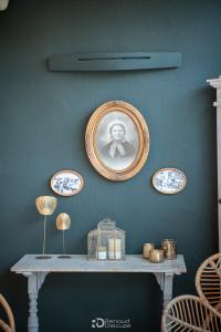 Cadre dore avec portrait ancien et assiettes bleues decoratives, Magnanerie Saint Isidore, Hyeres