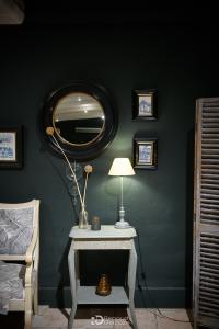 Console avec lampe et miroir rond, decor mariage Magnanerie Saint Isidore, Hyeres