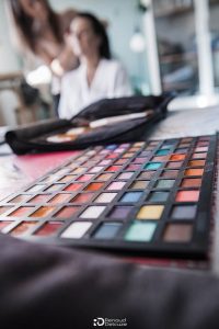 Palette d'ombres a paupieres colorees preparee pour une mariee au Mas des Costes