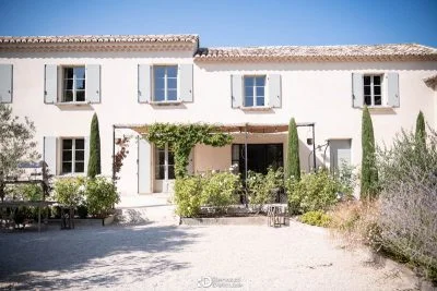 Lieux de mariage en Provence 9 Mas des Costes, façade provençale et terrasse extérieure pour mariage