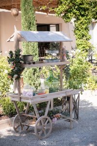 Table en bois decoree de fleurs et verdure, Mas des Costes, ambiance champetre mariage