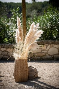 Pampas sechees en panier tresse, decoration mariage au Mas des Costes