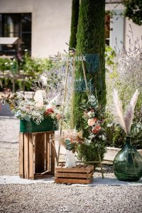 Decoration florale mariage avec roses et eucalyptus au Mas des Costes