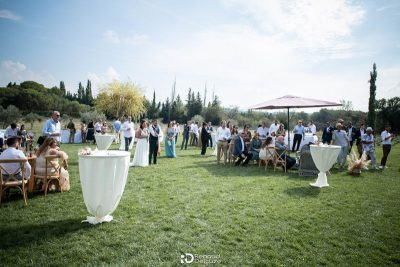 Invites reunis sur la pelouse lors d'un mariage au Mas des Costes, ambiance conviviale en plein air