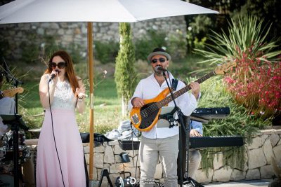 Duo musical, chant et guitare, anime une ceremonie de mariage au Mas des Costes
