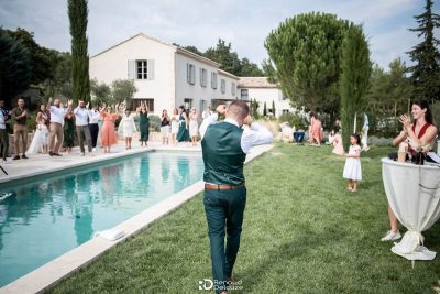 Invites et maries pres de la piscine lors d'un mariage au Mas des Costes
