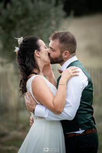 Jeunes maries s'embrassant tendrement lors de leur mariage au Mas des Costes