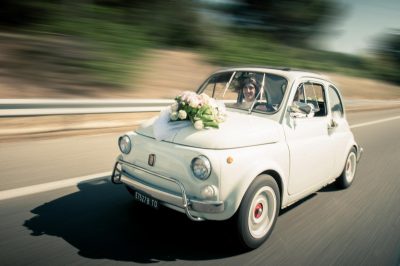 Voiture Fiat 500 blanche fleurie, mariage à Marseille