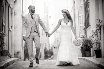 Photographe mariage Marseille : couple de mariés en noir et blanc dans une ruelle