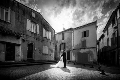Photographe de mariage à Marseille, couple enlacé dans une rue pavée en noir et blanc