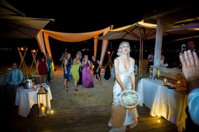 Lancé du bouquet sur la plage de la bouillabaisse