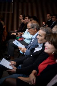 Collaborateurs lisent le programme d'un concert en entreprise