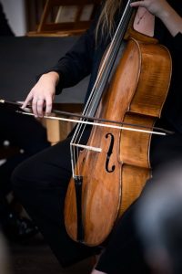 Violoncelle lors d'un concert baroque en entreprise