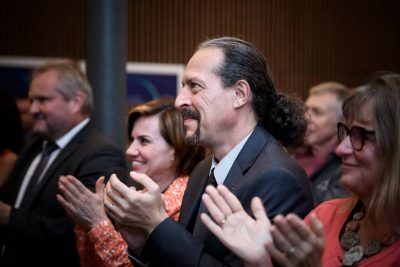 Collaborateur dans le public d'un concert privé en entreprise