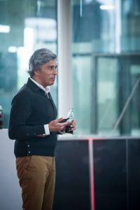 Dirigeant parle aux collaborateur