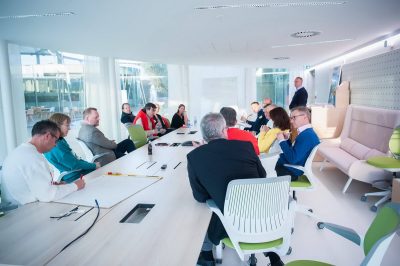 Réunion et discussion lors d'un séminaire