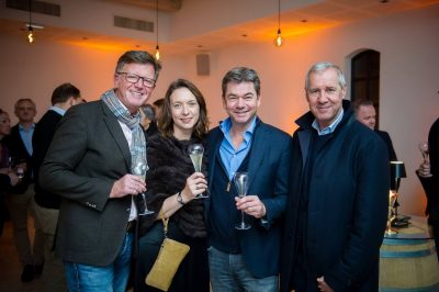 Photo décontractée lors d'un cocktail de séminaire