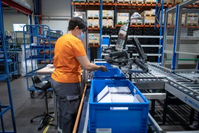 Opérateur sur une chaine de fabrication
