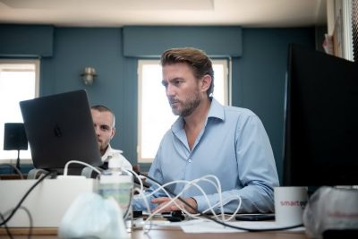 homme sur un ordinateur en entreprise