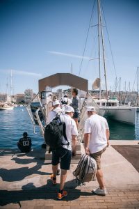 Équipe qui embarque sur un bateau