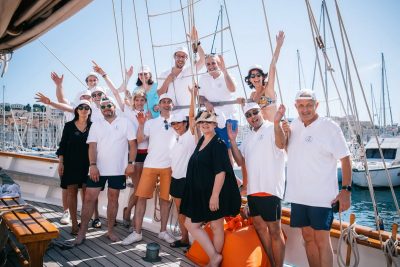Equipe entreprise sur un bateau