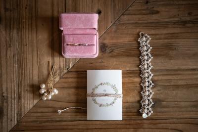 Pochette rose pastel et bracelet en perles sur bois, decoration mariage