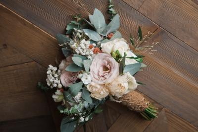 Bouquet de mariée rose poudré et eucalyptus, traiteur Roland PAIX, Bastide Saint Julien