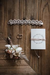 Alliances, faire-part et bouquet séché sur bois, décoration mariage Bastide Saint Julien