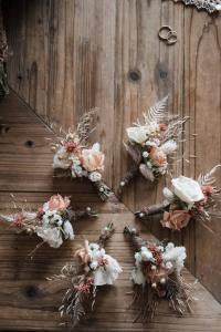 Boutonnières roses et blanches avec plumes, décoration mariage Bastide Saint Julien
