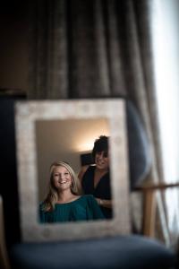 Deux femmes souriantes reflétées dans un miroir, préparatifs mariage à la Bastide Saint Julien