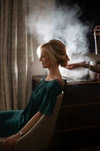 Mariée en robe verte, coiffure finalisée à la vapeur, Bastide Saint Julien