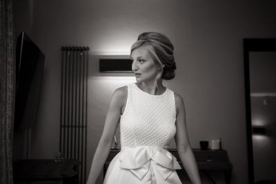 Mariée en robe blanche élégante, Bastide Saint Julien, préparatifs mariage en noir et blanc