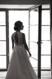 Mariée en robe near une fenêtre à la Bastide Saint Julien, mariage en PACA