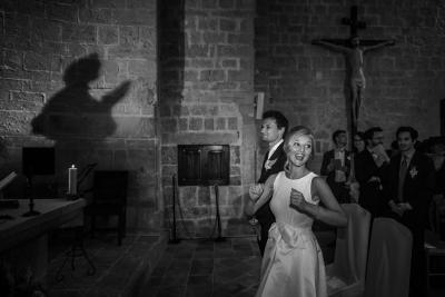 Mariée en robe blanche, lumière tamisée, cérémonie à la Bastide Saint Julien