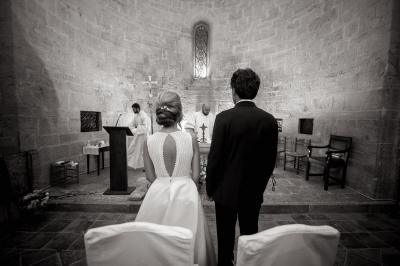 Mariés debout devant l'autel pendant la cérémonie, Bastide Saint Julien