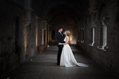 Maries enlaces sous les arcades en pierre, Bastide Saint Julien, mariage romantique