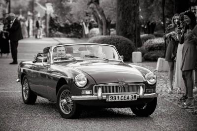 MG décapotable vintage garée devant la Bastide Saint Julien, mariage