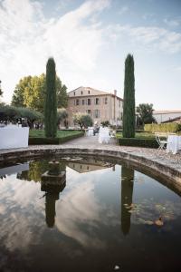 Mariage à la Bastide Saint Julien, bassin reflétant la bâtisse