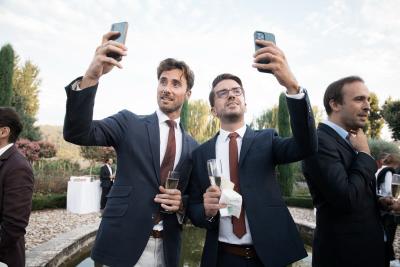 Mariage Bastide St Julien, invités élégants prenant un selfie en extérieur