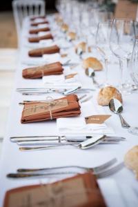 Mariage Bastide St Julien : dressage de table raffiné par traiteur Roland Paix