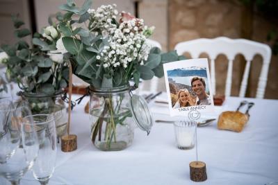 Décoration de table avec fleurs et photo des mariés, Bastide St Julien