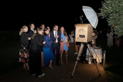 Invités autour du photobooth lors d'un mariage nocturne, Bastide St Julien