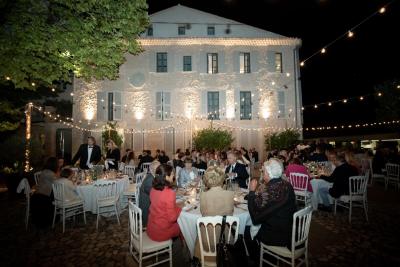 Lieux de mariage en Provence 12 Dîner de mariage en soirée, traiteur Roland Paix, Bastide St Julien illuminée