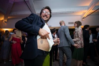 Photobooth mariage Bastide St Julien, invité joyeux pendant la réception
