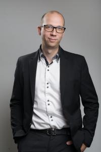 portrait dirigeant avec des lunettes, en studio