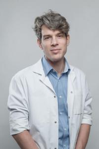 portrait de medecin en blouse en studio